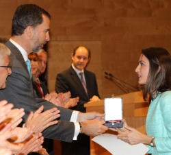 El Príncipe entrega el Despacho y la Cruz de San Raimundo de Peñafort a Paloma Martín Mesa, número uno de la Promoción